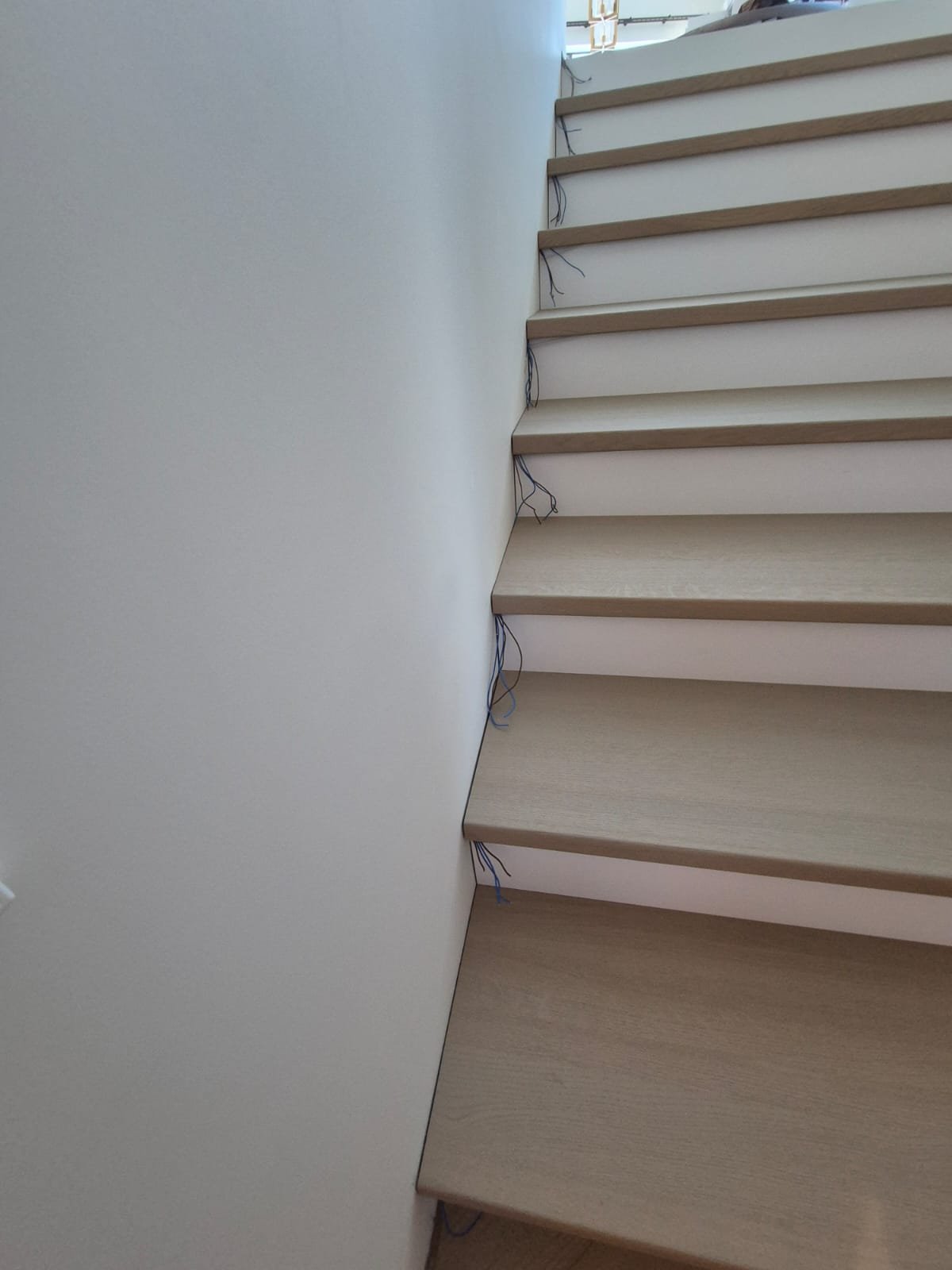 Šviesios medienos laiptų pakopos